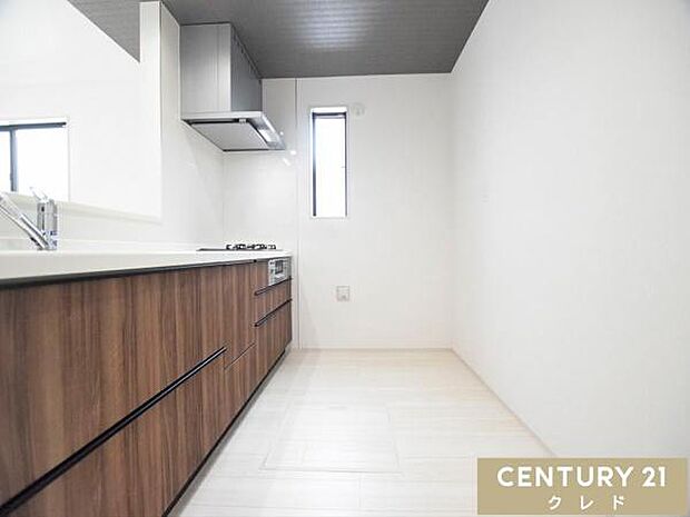 キッチンは大人2人が並んでもゆとりのある広さ。お子さまの「やってみたい！」にも、笑顔で応えたくなる空間です。