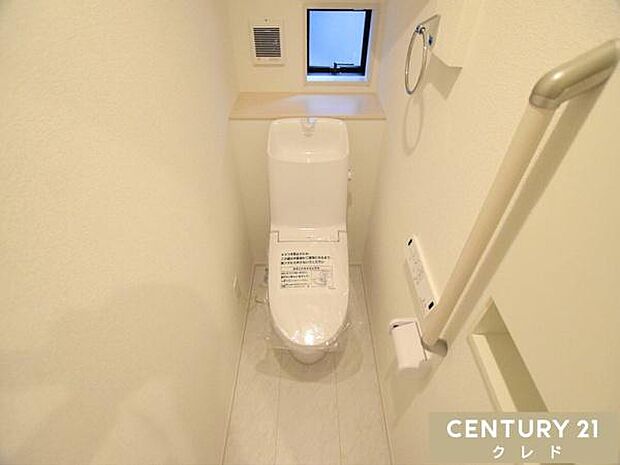 快適性と衛生面を兼ね備えたウォシュレット機能付きトイレ。お手入れもしやすく、清潔な状態を保ちやすいのも魅力です！