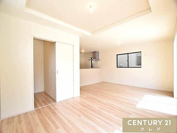 【LDK19.8帖】折上天井を採用したおしゃれな雰囲気のリビングダイニング。広がりと奥行きをもたらし、開放感あふれる空間となっています。