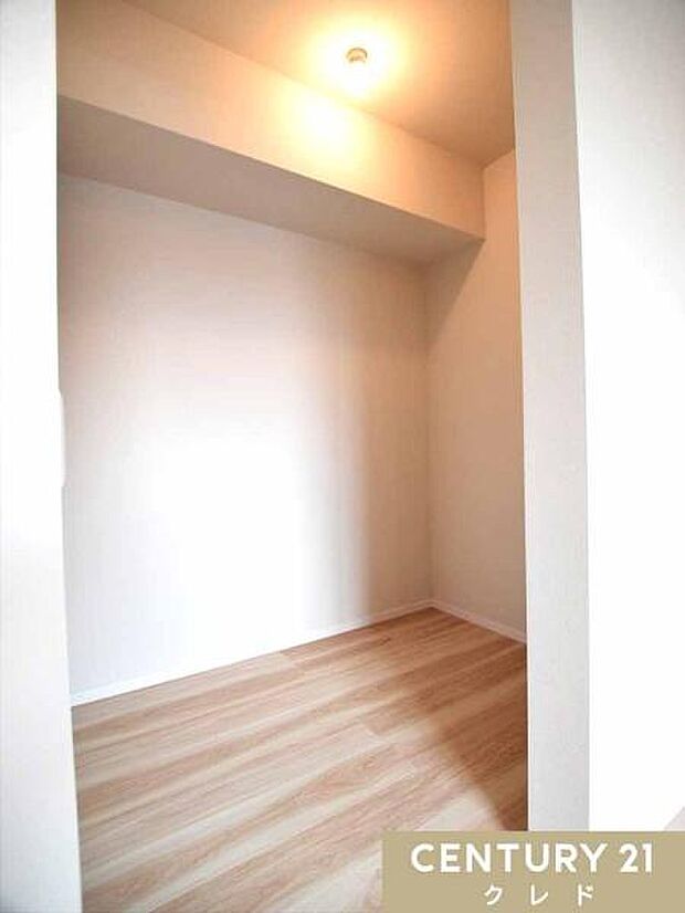 【洋室8.5帖 WIC】主寝室には普段使わない季節物や衣類をまとめて集中管理できるウォークインクローゼットがあります。収納力があり、部屋をより広く使うことができます。