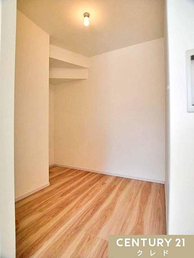 【シェアクローゼット】リビングにご家族共有で使用できる収納スペースがあります。掃除道具や日用品、ご家族の衣類などを一か所にまとめられます。