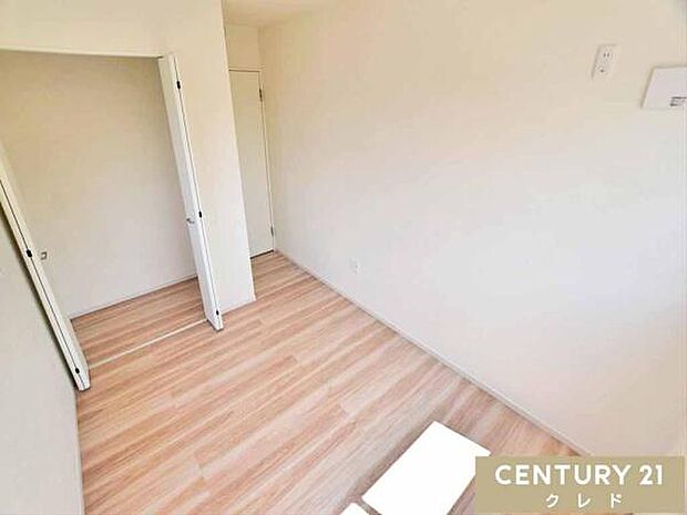 【洋室5.3帖】クローゼットを備えたお部屋はタンスなどの収納家具が少なく済み、すっきりとした住空間を常に保つことができます。