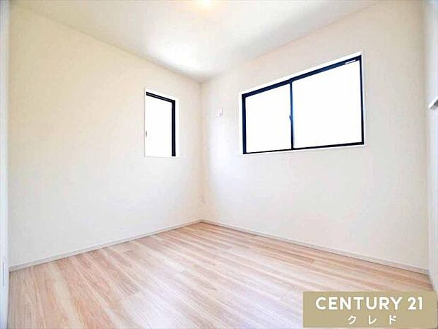 【洋室5.2帖 西側】朝は爽やかな陽光で目覚め、日中は心地よい風を感じられる全居室2面採光!ワークスペースや書斎、子供部屋としても多目的にお使いいただけます。