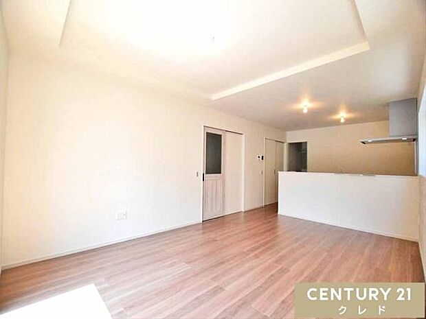 【LDK17帖】折上天井を採用したおしゃれな雰囲気のリビングダイニング。広がりと奥行きをもたらし、開放感あふれる空間となっています。