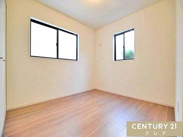 【1階 洋室5.2帖】キッチンから目が届く洋室は家事をしながらでもお子様の様子を見守れる安全な遊び場になります。趣味のお部屋など多様にお使いいただけます。