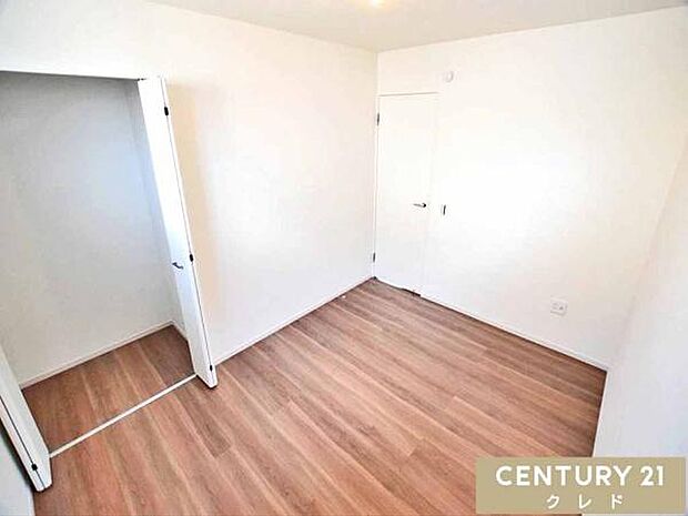 【洋室6帖】白基調のシンプルな内装はどんな家具やインテリアにも合わせやすく、自分らしい空間づくりをお楽しみいただけます。