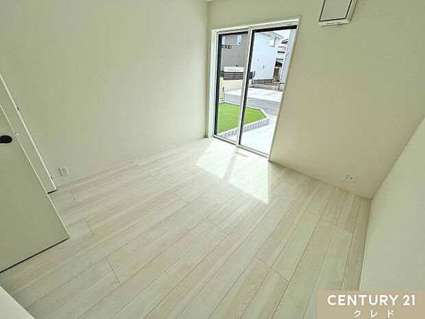 【6.37帖洋室】南西向きの6.37帖洋室。大きな掃き出し窓から心地よい陽光が差し込み、明るく快適。クローゼット付きで衣類や荷物もすっきり収納できます。