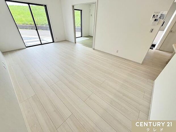 【LDK17.5帖】ゆとりのリビングは好みのレイアウトを楽しめます。窓際にソファを置いてくつろぎのスペースを設ければ、陽光を浴びながらTVを見たり、広がる青空を眺めることができます。