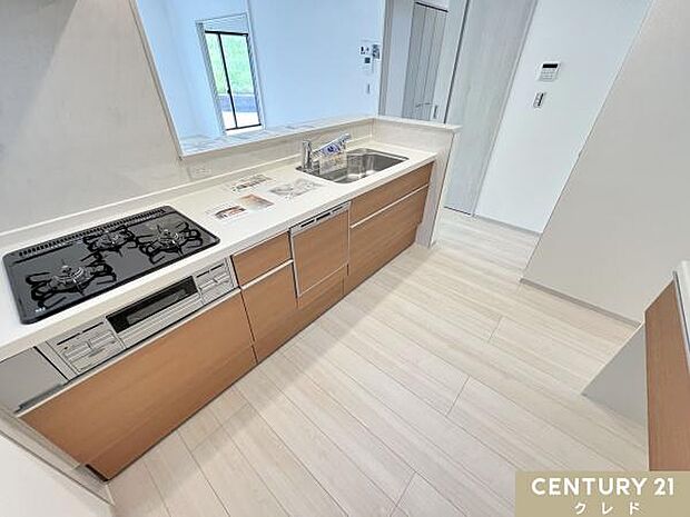 開放感ある対面式キッチンは家族に手渡しで料理や食器を手渡せます。コミュニケーションをとりながらスムーズな配膳や後片付けができます。