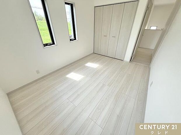 【洋室南側6帖】6帖はお子様の勉強部屋にも適した広さ!勉強机や本棚などの家具を置いてもフリースペースも確保することができます。