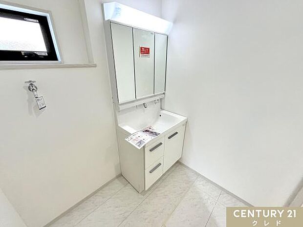 約1坪の洗面室は衣類の着脱も簡単に行える広さ。収納豊富なシャワー水栓付きの洗面台は、家事動線を確保し洗面室内にゆとりをプラス。お洋服のお手入れや洗髪も洗面室内で済ませることができます。