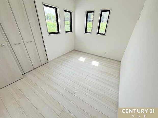 【洋室北側6帖】全室複層ガラスを採用。断熱性に優れ、一年を通して快適な室内を実現。防音効果も高く外の騒音を軽減。紫外線カット機能もあり、お気に入りの家具やカーペットの色あせを防ぎます。