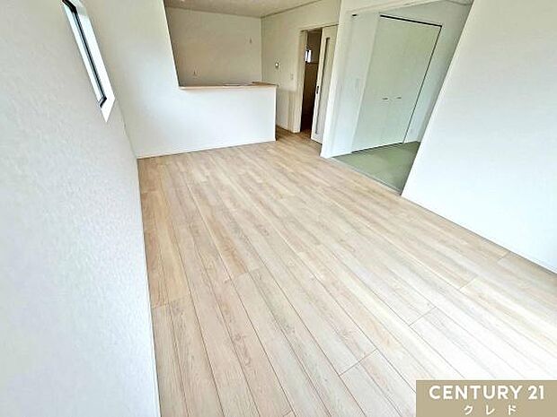 【LDK15帖】開放的な憩いの場はお子様がのびのびと遊ぶ姿も、ソファでゆったりと寛ぐ時間も、すべてが特別な思い出に変わります。