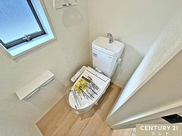 衛生面も安心な温水洗浄機能付きトイレ。手前にはペーパーなどの備品も片付く、壁収納が付いています。小窓があるので換気しやすく、清潔感を保てます。