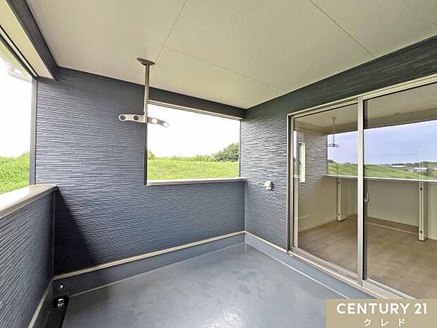 天候に左右されない南向きのインナーバルコニー!外からの視線を気にすることなく過ごせるプライベート空間。