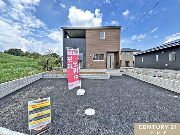 2台駐車可能な広々としたカースペース。間口も広いため、毎日の車の出し入れもスムーズで、ストレスフリーなカーライフを実現!