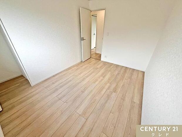 【洋室6帖】白を基調としたシンプルな内装はどの色合いのインテリアとも相性が良いので好みに合わせて自由な空間づくりを楽しめます。