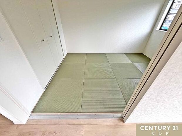 【和洋室4.5帖】リビングと隣接した和洋室の引き戸を開けると、お子様がのびのびと遊べる一体感のある大空間に。客間やワークスペースとしても大活躍します。