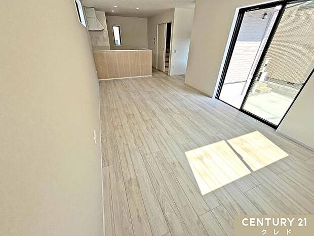 【LDK18.6帖】家族との時間を育むLDK広々18.6帖は南西向き×3面採光の明るい空間。日々の暮らしを豊かにしてくれます。