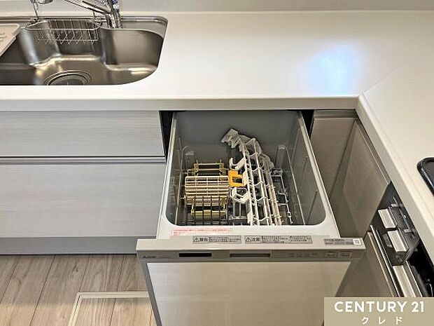 【ビルトイン食洗器】高温で高濃度の洗剤による高圧洗浄ができる「食洗機」 洗うと同時に除菌もできるので、ご家族に安心してお料理を提供できます。