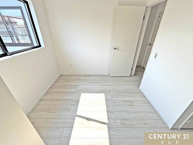 【洋室4.9帖+4.8帖】ワークスペースや趣味の部屋として使ったり、つなげて広々とした空間にしたりと、ライフスタイルに合わせて自由に活用できます。