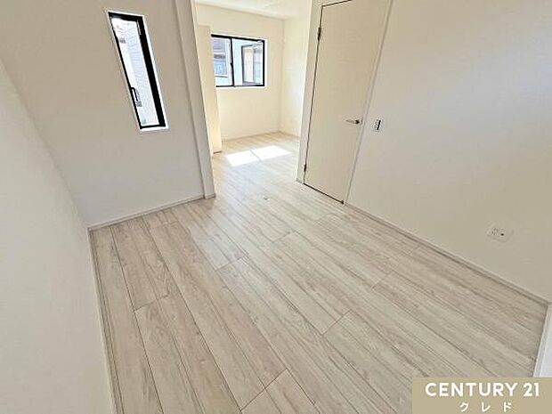 【洋室4.9帖+4.8帖】間仕切りを設ければ2部屋として使えるフレキシブルルーム。お子さまの成長やライフスタイルに合わせて空間を変えられます。