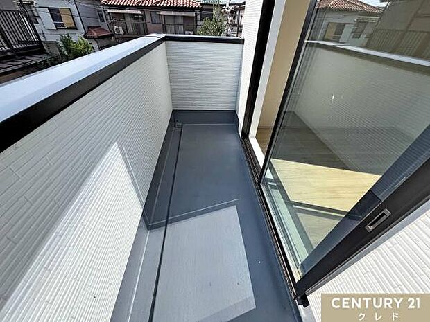 心地よい陽射しと爽やかな風が感じられる開放的なバルコニー。日中はたっぷりの光が差し込み、お洗濯物も気持ちよく乾かせます。