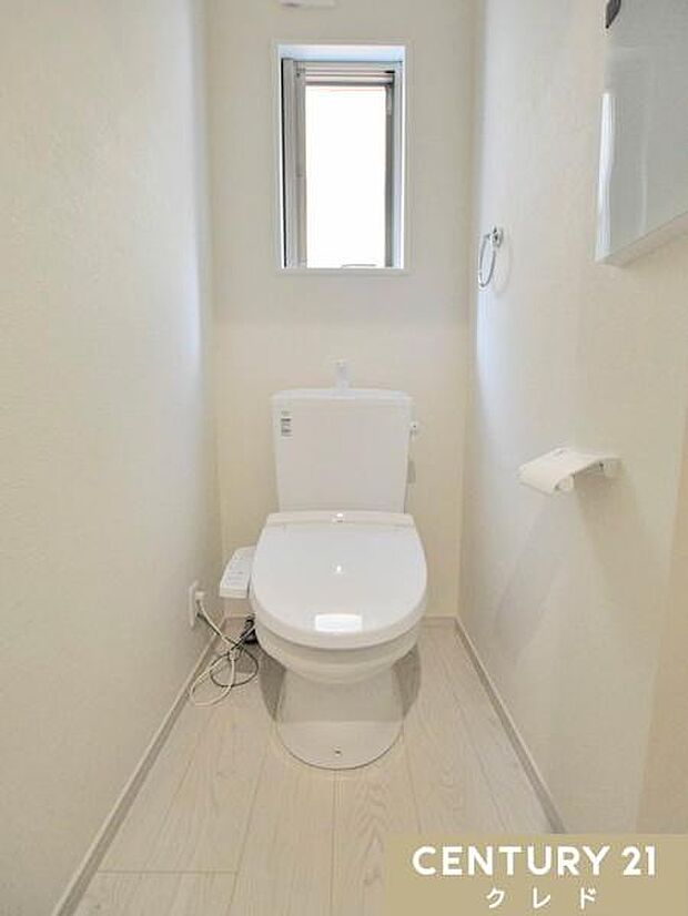 快適性と衛生面を兼ね備えたウォシュレット機能付きトイレ！小窓があることでこもりがちなニオイや湿気もこまめに換気でき、いつでも快適に保てます。