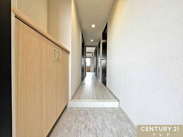 家族の「ただいま」「おかえり」を迎えるあたたかな玄関。収納もしっかり備えており、家族みんなの靴もすっきり片付きます。