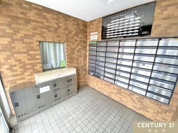 【宅配ボックス】不在時にも荷物の受け取りが可能！荷物の受け取りが難しい人や、ネットショッピングを利用する人には嬉しい設備ですね！