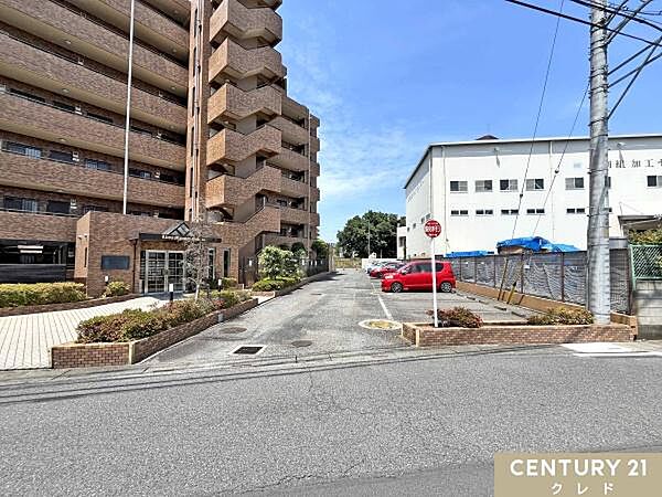 【駐車場】車種を選ばない平面タイプの駐車場が敷地内にあります。第2駐車場もあり。ご利用の際は、空き状況を確認いたします。