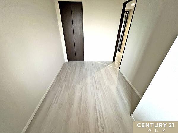 【洋室4.5帖】全居室収納付きなので生活動線を確保しやすく、快適に過ごせます。爽やかな風を感じられる心地よい居住空間です。
