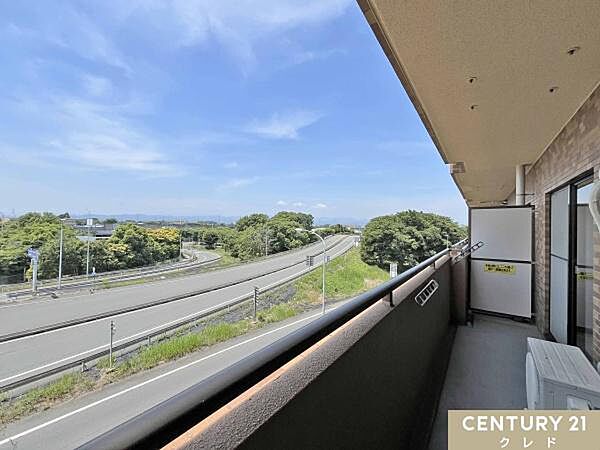 お住まいからは広々とした青空を眺めることができます。陽当りの良い住宅街なので家事や勉強の合間にほっと一息つくことができます。