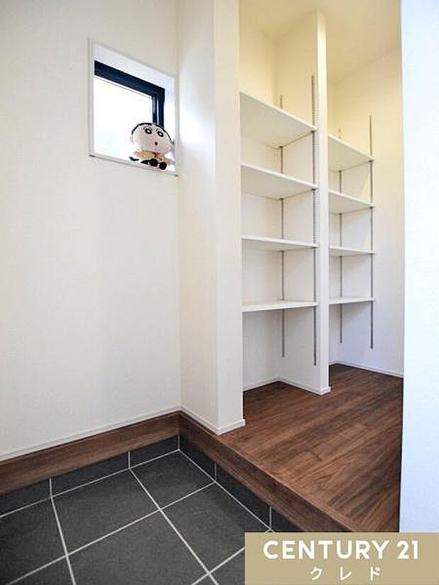 可動棚付きの玄関収納で、家族の靴もスッキリ収納。ベビーカーやアウトドア用品も置くことができ、玄関周りを常に美しく保つことができます。