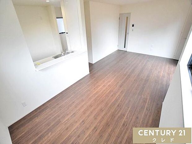 【LDK17.25帖】落ち着いた木目の床が印象的なLDKは、お気に入りのインテリアが映える空間。家族でゆったり過ごせる広さがあり、リビングでの団らんやおうち時間をより心地よく楽しめます。