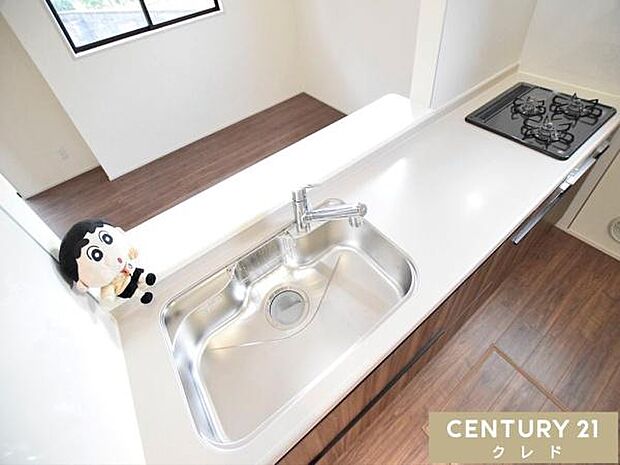 対面式キッチンは視線が抜けて明るく、開放的な雰囲気に。お料理をしながらお子さまの様子を見守れるので、子育て中のご家庭にも嬉しい間取りです。