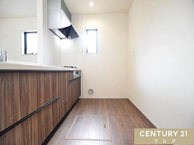 キッチンは大人2人が並んでもゆとりのある広さで、毎日の家事の時間も快適に。お子さまの「やってみたい！」にも、笑顔で応えたくなる空間です。