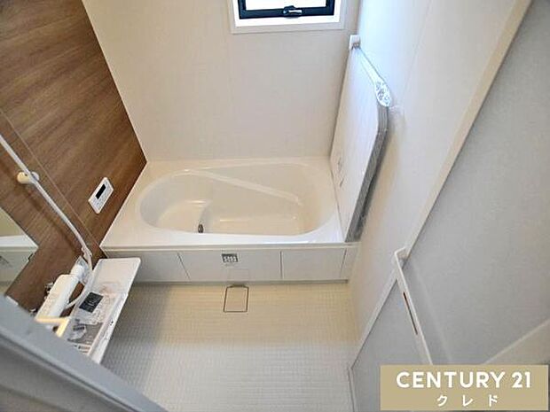 足を伸ばしてゆったりくつろげる1坪タイプのバスルーム。1日の疲れを癒してくれるバスタイムを有意義に…。大人の方もゆったりと入浴できます。