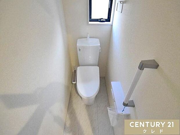 快適性と衛生面を兼ね備えたウォシュレット機能付きトイレ！小窓があることでこもりがちなニオイや湿気もこまめに換気でき、いつでも快適に保てます。