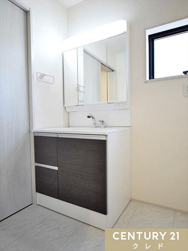 収納たっぷりの三面鏡付き洗面化粧台！鏡裏や足元のスペースまでしっかり収納。細々した日用品もスッキリ片付きます。