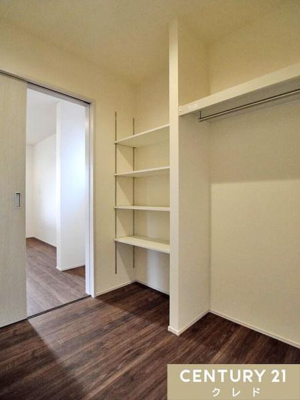 【1階WIC】1階にはキッチンと洗面室の両方から出入りできるWICを配置。家事動線をスムーズにし、日々の収納や片付けが快適に行えます。