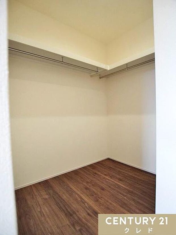 【洋室9.75帖　WIC】シーズン物のアウターから小物類まで、洋服好きには嬉しい十分な広さ！衣類もたっぷり収納できるので、毎日のお洋服選びも楽しみになりそうですね。