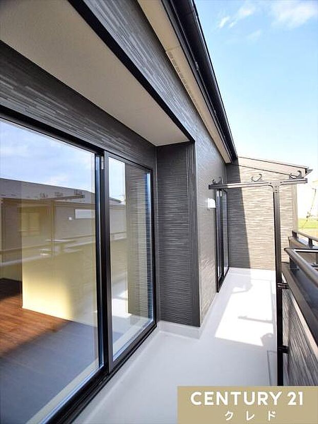 心地よい陽射しと爽やかな風が感じられる開放的な南バルコニー。日中はたっぷりの光が差し込み、お洗濯物も気持ちよく乾かせます。