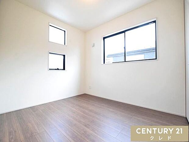 【洋室5.25帖】シンプルな内装はお子様が成長しても長く使いやすく、子供部屋にもピッタリ！収納を備えており、衣類や小物類もスッキリ収納できます。