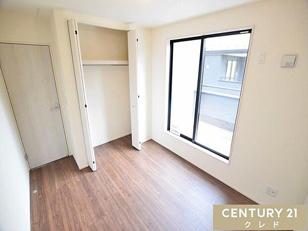 【洋室5.34帖】南バルコニーに面した、明るさと風通しに配慮した洋室。日中も自然光がたっぷり入り、心地よい風が通り抜ける快適な空間です。