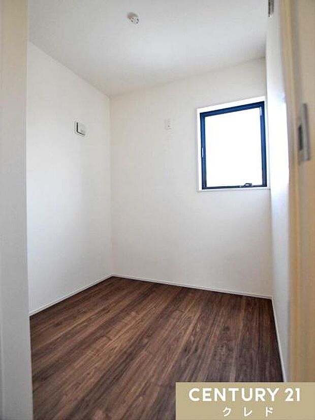 【多目的ルーム2帖】テーブルや棚を設置すれば、勉強やテレワーク、家族で使う共有収納としても大活躍。暮らしに合わせて自由に使える便利な空間です。