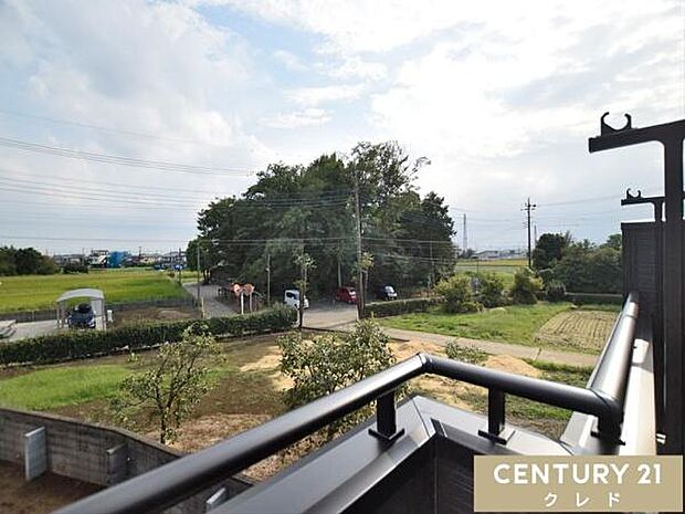 バルコニーからの眺望です。晴れた日には青い空と緑豊かな景色が広がり、心地よい風を感じながらゆったりとした時間が流れます。