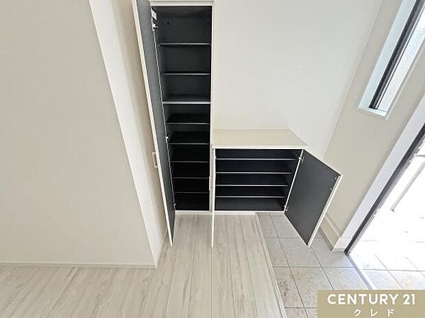 玄関にある収納は、家族分の靴もスッキリ収納。足元のおしゃれを楽しみたい人にもおすすめの大容量タイプ。生活動線にゆとりを生み出します。