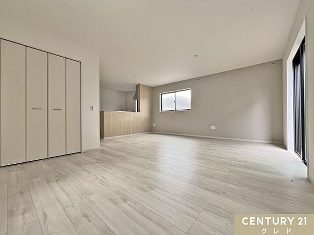 【LDK20帖】ゆとりあるリビングは間仕切対応が可能でフレキシブルにお使いいただけます。家具を置いても動線を確保しやすい20帖の空間です。