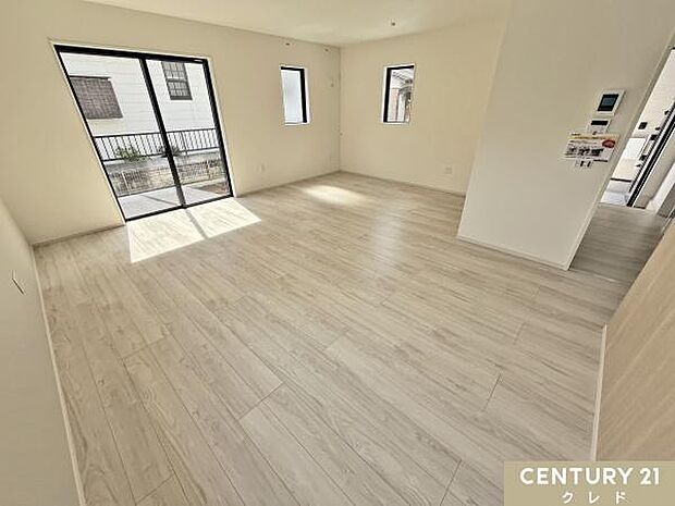 【LDK20帖】窓から差し込む自然光が心地よい家族憩いの空間。木材の素材感を感じる空間は好みのスタイルに合わせたレイアウトが可能です。